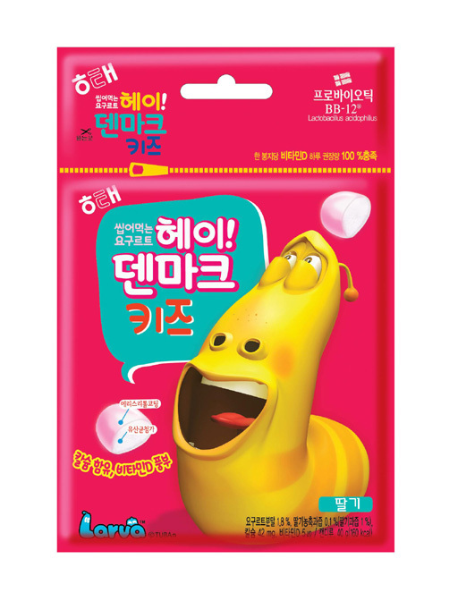 해태제과는 최근 씹어먹는 요구르트 ‘헤이덴마크 키즈’를 개발하고 키즈식품 시장에 출사표를 던졌다. ‘헤이덴마크 키즈’는 어린이가 좋아하는 상큼한 딸기 맛과 부드러운 식감을 적용했을 뿐 아니라 성장기에 좋은 비타민D 성분도 첨가한 어린이 전용 식품이다.