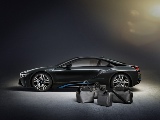 BMW는 루이비통과 함께 BMW 최초의 플러그인 하이브리드 모델이자 스포츠카 모델인 BMW i8을 위한 전용 여행 가방 세트를 선보였다고 4일 밝혔다.
