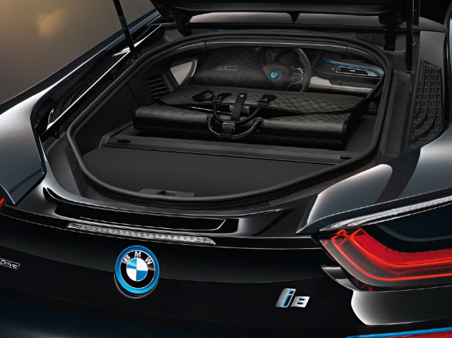 BMW는 루이비통과 함께 BMW 최초의 플러그인 하이브리드 모델이자 스포츠카 모델인 BMW i8을 위한 전용 여행 가방 세트를 선보였다고 4일 밝혔다.