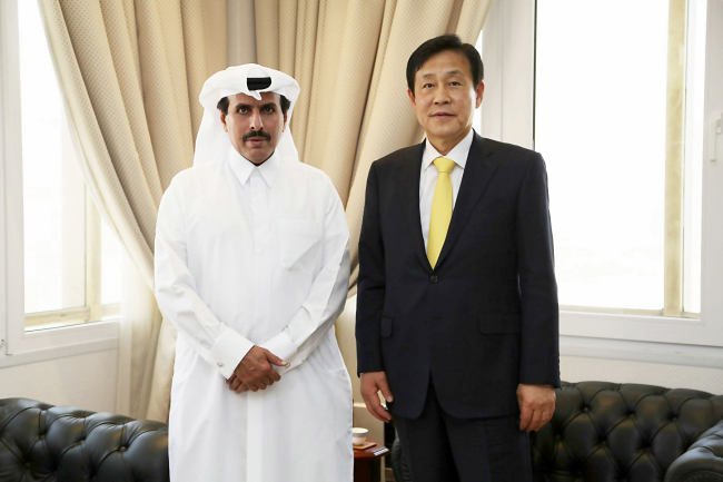 Korea’s Hana Financial Group chairman Kim Jung-tai (right) poses with Qatar Central Bank Gov. Abdullah Bin Saud Al-Thani after talks about market information exchanges and cooperation at the governor’s office in Doha in late January.   Hana Financial