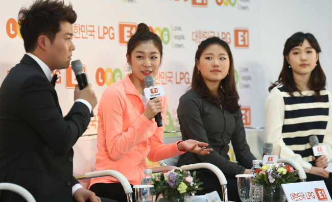 전현무(좌부터/MC/전아나운서),김연아(스케이트선수),김해진(스케이트선수),박소연(스케이트선수)
After settling for silver in a controversial decision at the recent Winter Olympics, figure skater Kim Yu-na reiterated on Tuesday she has fully put that “absurd” result behind her.
Figure skater Kim Yu-na (second from left) and her juniors Kim Hae-jin (third from left) and Park So-youn (right) take part in an interview with a TV host in a welcome-home event at the Time Square Atrium in Seoul, Tuesday, after returning from the 2014 Sochi Winter Olympics.   Yonhap