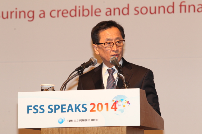 Choi Soo-hyun, governor of the Financial Supervisory Service, delivers his keynote speech at the FSS’ annual forum in Seoul, aimed at enhancing communication with financial institutions in Korea.   FSS