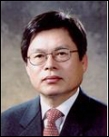 최수강(기업인/중앙건설사장)
부영그룹(회장 이중근)은 3일 부영주택 대표이사(건설부문)에 최수강 전 중앙건설 사장(64ㆍ사진)을 선임했다. 최 신임대표이사는 서울대학교 공과대학을 졸업하고 1977년 대림산업에 입사해 부사장을 역임하고 삼환기업과 중앙건설 사장을 지냈다.