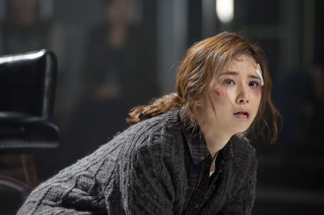 이보영(탤런트/영화배우)
유괴된 딸을 구하기 위해 시간을 되돌리는 엄마의 절절한 모성애를 담은 드라마 ‘신의 선물-14일’의 제작진이 주연배우 이보영의 오열연기 촬영 노하우를 전했다.