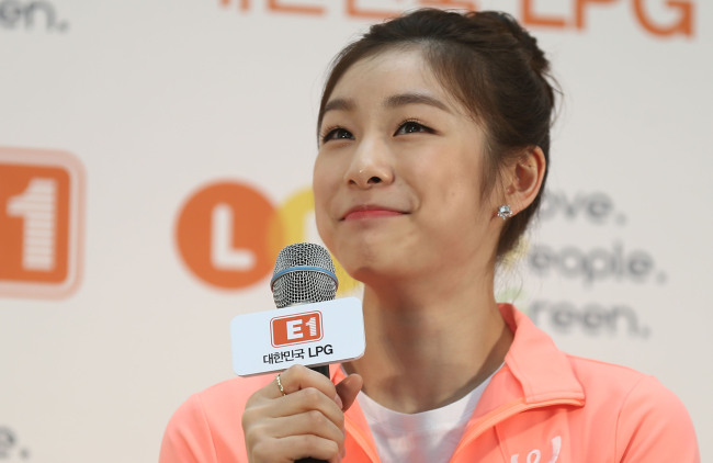 김연아(스케이트선수)
After settling for silver in a controversial decision at the recent Winter Olympics, figure skater Kim Yu-na reiterated on Tuesday she has fully put that "absurd" result behind her.
Figure skater Kim Yu-na has an interview with a reporter in a welcome-home event at the Time Square Atrium in Yeongdeungpo, Seoul, Tuesday, after returning from the 2014 Sochi Winter Olympics. Yonhap