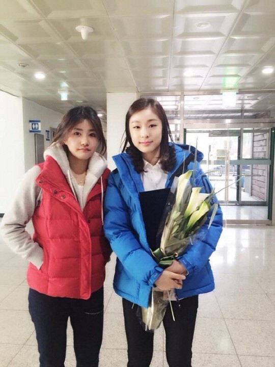 안근영(좌부터/아이스하키선수/대한아이스하키협회),김연아(스케이트선수)
‘피겨여왕’ 김연아와 아름다운 인증샷으로 화제를 모은 국가대표 여자 아이스하키 선수 안근영이 트위터를 통해 아쉬운 탄식을 내뱉어 눈길이 쏠리고 있다.