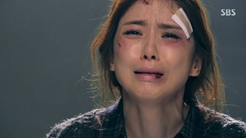 이보영(탤런트/영화배우)
아이를 잃은 엄마의 절망이 이보영에게 절절히 묻어나자 시청자도 함께 울었다. SBS 새 월화드라마 ‘신의 선물-14일'을 통해 처음으로 엄마 연기에 도전한 이보영은 4일 방송분에서 원맨쇼에 가까운 신들린 연기로 안방극장을 들었다놨다.