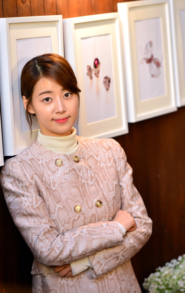 한지혜(이지혜/탤런트/영화배우)
최근 들어 TV 드라마가 ‘유부녀 배우’ 전성시대를 맞았다. 결혼 이후 한결 농익은 연기력을 보여준 전지현을 시작으로 30대 이상의 기혼 여배우들이 주연을 맡은 드라마가 큰 인기를 누리고 있다.