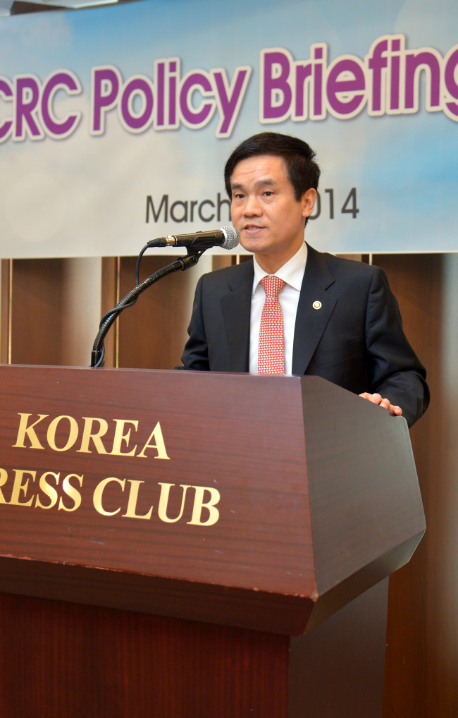 Lee Sung-bo, chairman of the Anticorruption and Civil Rights Commission, speaks at the seventh annual ACRC policy briefing for foreign business leaders on Wednesday in Seoul.   Yoon Byung-chan/The Korea Herald