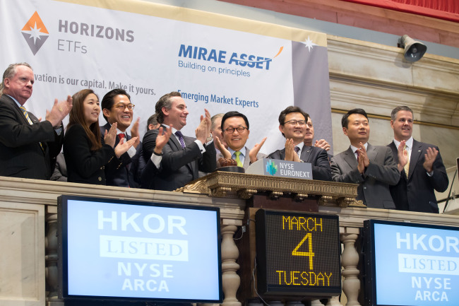 박현주(가운데) 미래에셋그룹 회장을 비롯한 Horizons ETFs의 중역들이 Horizons Korea KOSPI200 ETF(HKOR) 상장을 기념하는 오프닝벨 행사를 축하하고 있다.  [사진제공=미래에셋]