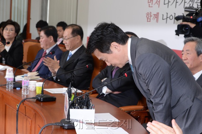 남경필의원이 5일 오전 서울 여의도 국회 에서 열린 새누리당 최고중진연석회의에 참석해 경기도지사 출마선언을 한후 인사를 하고있다.이길동기자.gdlee@-2014.03.05.
남경필의원이 5일 오전 서울 여의도 국회 에서 열린 새누리당 최고중진연석회의에 참석해 경기도지사 출마선언을 한후 인사를 하고있다.이길동기자.gdlee@-2014.03.05.
남경필 의원이 5일 오전 서울 여의도 국회에서 열린 새누리당 최고중진연석회의에 참석해 경기도지사 출마선언을 한 후 인사하고 있다.
이길동 기자/gdlee@heraldcorp.com