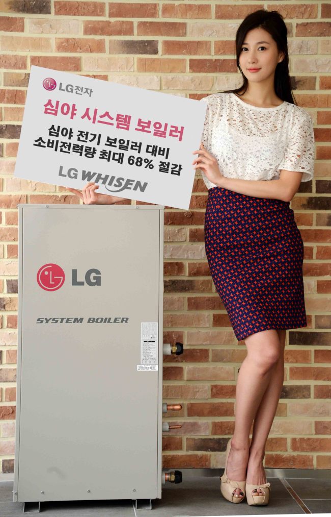 LG전자가 심야 전기를 활용한 축열식 시스템 보일러를 출시.
사진=모델이 서울 영등포구 LG트윈타워에서 심야전기를 활용해 효율을 높인 ‘LG 휘센 심야 축열식 시스템 보일러’를 소개하고 있다.