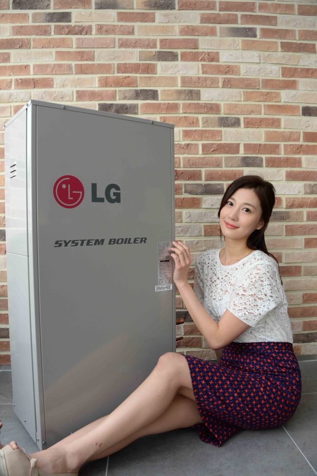 LG전자가 심야 전기를 활용한 축열식 시스템 보일러를 출시.
사진=모델이 서울 영등포구 LG트윈타워에서 심야전기를 활용해 효율을 높인 ‘LG 휘센 심야 축열식 시스템 보일러’를 소개하고 있다.