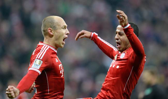Bayern Munich’s Arjen Robben (left) and teammate Thiago Alcantara celebrate a goal last weekend.   AFP-Yonhap