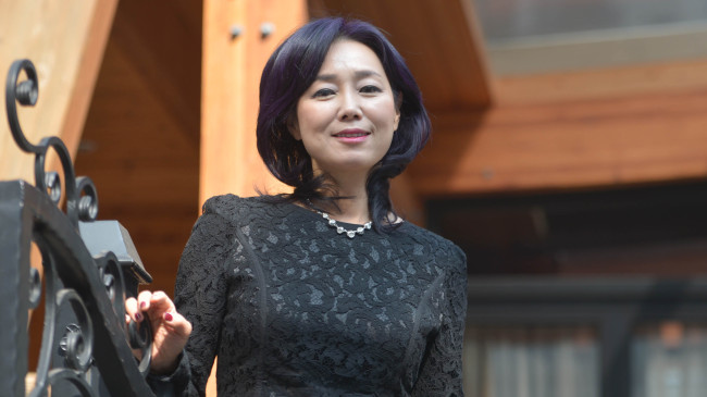 Lee So-young, president of Sol’Opera, poses at a cafe in Seoul.   Kim Myung-sub/The Korea Herald