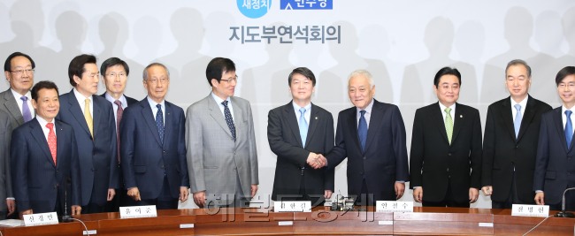 김한길 민주당 대표와 안철수 새정치연합 중앙운영위원장 등 양측 지도부가 5일 국회에서 열린 지도부 연석회의에 앞서 악수하며 기념촬영을 하고 있다.  이길동 기자/gdlee@