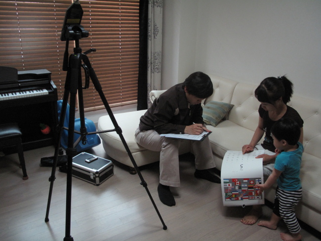 A Floor Noise Management Center official measures noise levels in an apartment after receiving a complaint from a Seoul resident.   Korea Environment Corporation