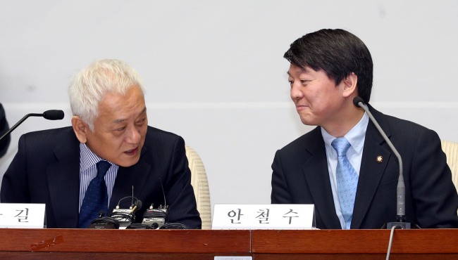 Democratic Party chairman Rep. Kim Han-gil (left) talks with independent lawmaker Ahn Cheol-soo at a joint meeting held to discuss the launch of a new party at the National Assembly on Wednesday.   Lee Gil-dong/The Korea Herald