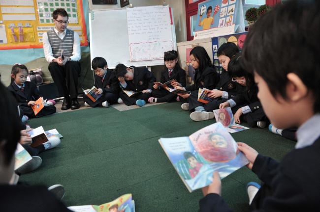 Students take an English class at an elementary school in Seoul.   Korea Herald file photo