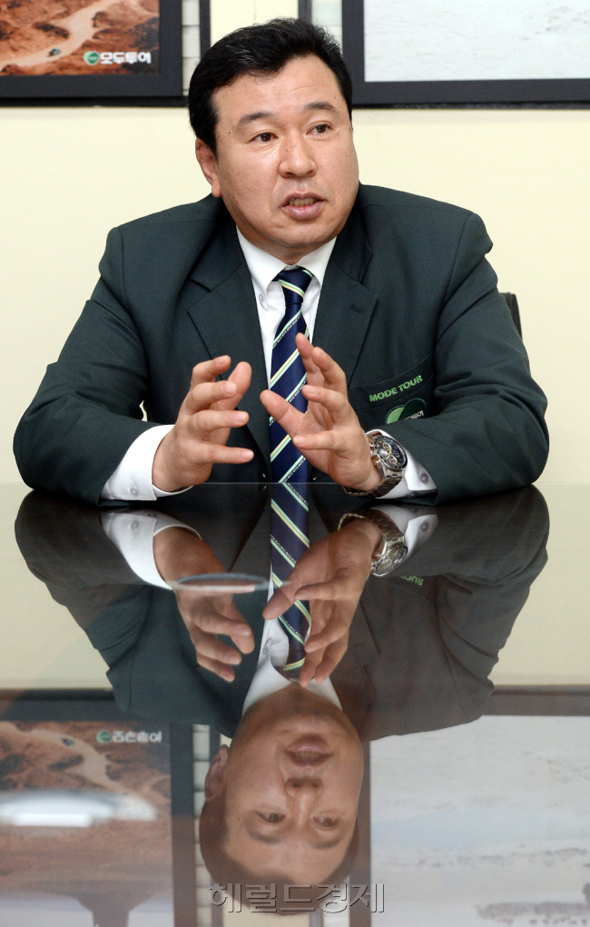 한옥민(기업인/모두투어네트워크사장)
소득수준 증가와 여가문화 확대 등으로 여행사의 실적개선세가 이어지고 있다. 특히 모두투어는 지난해 일본 원전 사태와 필리핀 태풍, 태국의 반정부 시위 등 악재에도 패키지 부문 성장과 온라인을 통한 개별맞춤형 여행객 유치로 올해 실적개선이 예상된다.