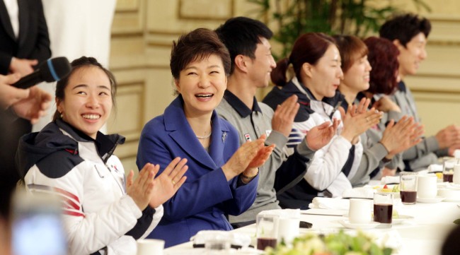 President Park Geun-hye applauds in a luncheon for national athletes who competed in the 2014 Sochi Winter Olympic Games at the presidential office of Cheong Wa Dae in Seoul on Wednesday.   Park Hyun-koo/The Korea Herald
