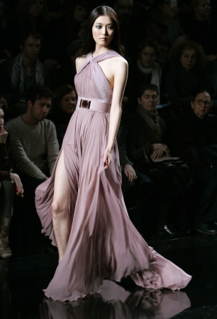 A model takes to the catwalk during Elie Saab’s presentation of 2014-2015 autumn-winter ready-to-wear collection during Paris Fashion Week on Monday. (UPI-Yonhap)