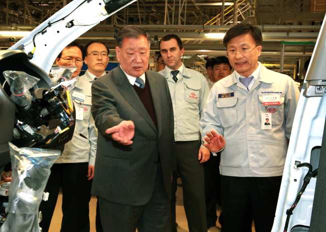 Hyundai Motor Group chairman Chung Mong-koo and staff members conduct a quality inspection at the automaker’s manufacturing plant in Slovakia on Tuesday. (Hyundai Motor)