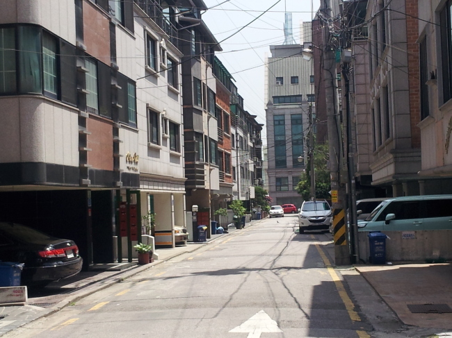 임대사업자의 월세 소득세 부담 경감을 골자로 한 ‘3ㆍ5 보완책’이 발표됐지만 임대차시장의 반응은 여전히 공포기류에 가까웠다. 비과세 대상은 늘지 않았고, 빈방 월세도 늘어만 가고, 주거빈곤층의 소외는 여전해서다. 사진은 월세 주택이 밀집한 서울 송파구의 한 원룸촌.