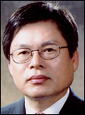 최수강(기업인/중앙건설사장)
부영그룹은 최근 부영주택 대표이사(건설부문)에 최수강 전 중앙건설 사장(64세)을 선임했다. 최 신임대표이사는 서울대학교 공과대학을 졸업하고 1977년 대림산업에 입사해 부사장을 역임하고 삼환기업과 중앙건설 사장을 지냈다.