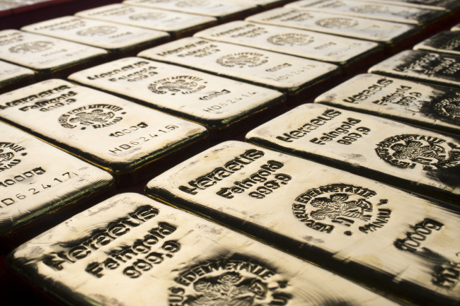 Argor Heraeus SA-branded one kilogram gold bars are arranged for a photograph at the Chinese Gold and Silver Exchange Society in Hong Kong, China, on Wednesday, Feb. 26, 2014. Gold producers that lost almost half their market value are tempting back investors from Julius Baer Group Ltd. to Invesco Ltd. who are getting set for a rebound as Chinese demand for the metal soars. Photographer: Brent Lewin/Bloomberg
Gold bars are arranged for a photograph in Hong Kong.   Bloomberg