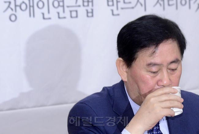 최경환(국회의원/전정무직공무원/새누리당원내대표/한국여자농구연맹총재)
최경환 새누리당 원내대표가 6일 오전 서울 송파구 삼전종합사회복지관 강당에서 복지 체감 100℃, 현장장최고위원회의에서 발언을 마친 뒤 물을 마시고 있다. 이날 새누리당은 삼전종합사회복지관에서 현장 최고위를 개최하면서 복지 사각지대 해소와 사회 안전망 강화를 위한 ‘복지 체감 100℃ 점검단’을 본격 가동할 예정이다.