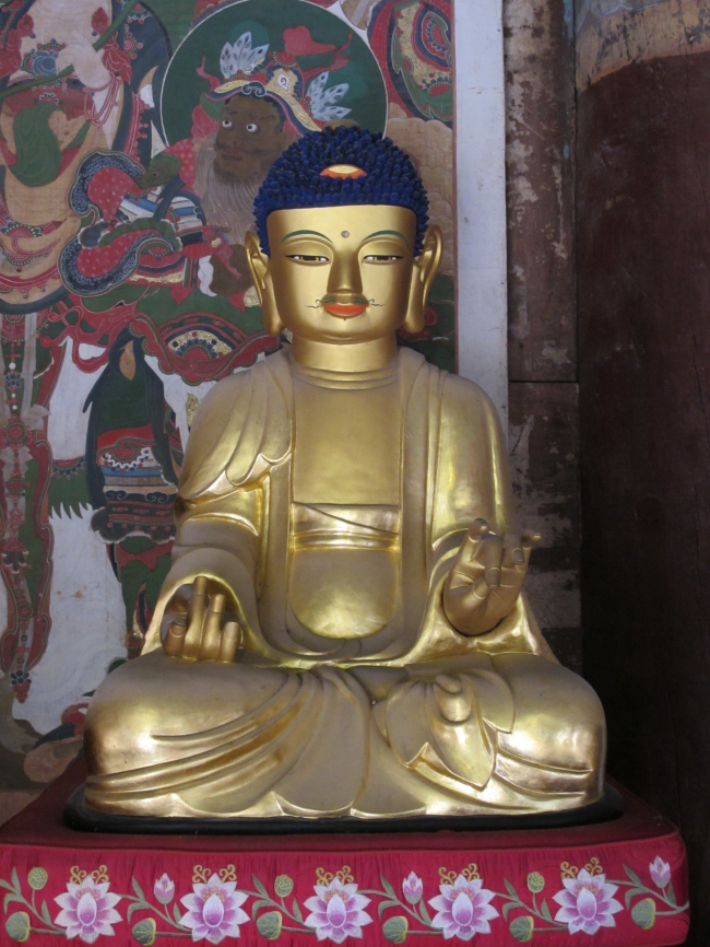 문화재청(청장 나선화)은 기장 장안사 석조석가여래삼불좌상(機張 長安寺 石造釋迦如來三佛坐像)을 국가지정문화재인 보물로 지정 예고했다고 6일 밝혔다.
이번에 보물로 지정 예고된 기장 장안사 석조석가여래삼불좌상은 17세기 중엽 경에 활약한 녹원(鹿元)이 수조각승을 맡아 1659년에 불석(沸石)으로 제작한 작품이다.
삼불좌상은 가운데 석가여래가 있고 좌우에 약사불, 아미타불이 자리잡고 있다. 본존 석가여래상은 턱이 짧은 방형의 얼굴에 콧날이 우뚝하며, 자비로운 미소를 띤다.