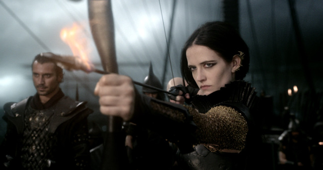 This image released by Warner Bros. Pictures shows Eva Green in “300: Rise of an Empire.”   AP-Yonhap