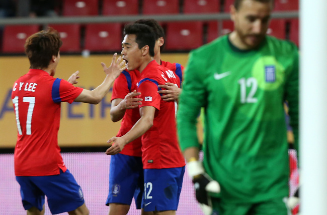 South Korea’s Park Chu-young (center) celebrates with his teammates after scoring against Greece during a friendly match at Georgios Karaiskakis stadium in Piraeus port, Athens, Wednesday.  Yonhap