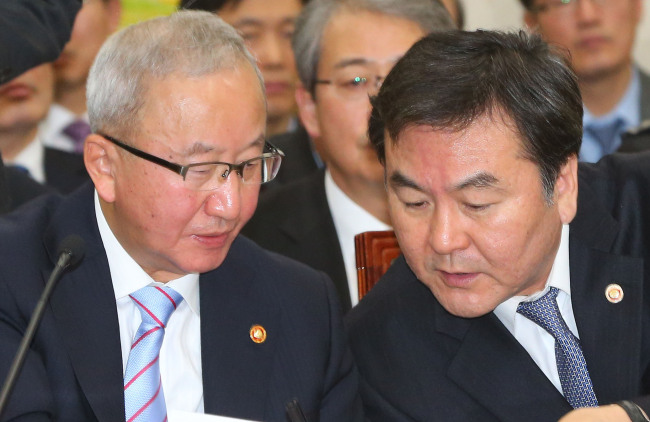 Finance Minister Hyun Oh-seok (left) and Financial Services Commission Chairman Shin Je-yoon.   Yonhap
