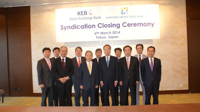 Korea Exchange Bank president Yun Yong-ro (front row, second from left) and Japan’s SuMi Trust Bank president Hitoshi Tsunekage (front row, third from left) pose at a ceremony in Tokyo on Thursday. The two banks agreed to offer a joint loan to a high-end office building purchasing project in London.   KEB