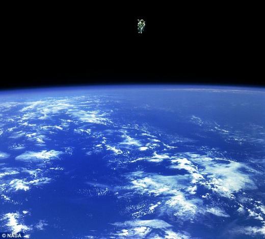 미 항공우주국 나사(NASA)가 임무수행 중인 우주인의 모습과 환상적인 지구 모습을 담은 일련의 사진들을 공개해 관심을 끌고있다.