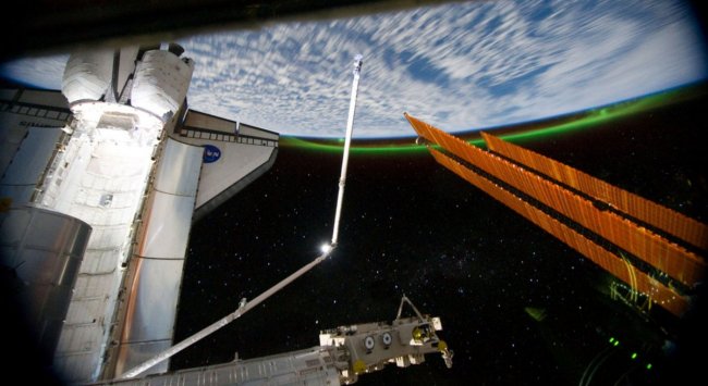 미 항공우주국 나사(NASA)가 임무수행 중인 우주인의 모습과 환상적인 지구 모습을 담은 일련의 사진들을 공개해 관심을 끌고있다.
