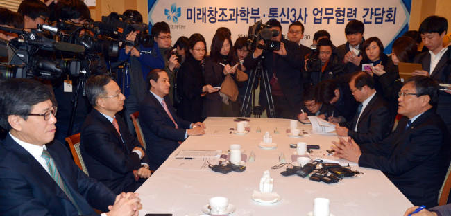 Science, ICT and Future Planning Minister Choi Mun-kee (first of right line) discusses a plan to root out illegal subsidy practices with CEOs of the country’s three mobile carriers at the Plaza Hotel Seoul on Thursday.    Kim Myung-sub/The Korea Herald