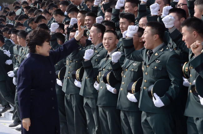 President Park Geun-hye waves to new officers during a ceremony commissioning them as second lieutenants at the Gyeryongdae military headquarters in South Chungcheong Province on Thursday.   Park Hyun-koo/The Korea Herald