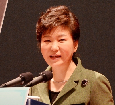박근혜(대통령/대한민국대통령)
President Park Geun-hye on Thursday urged North Korea to renounce its nuclear program, reiterating that it was a “critical stumbling block” to bilateral economic cooperation.