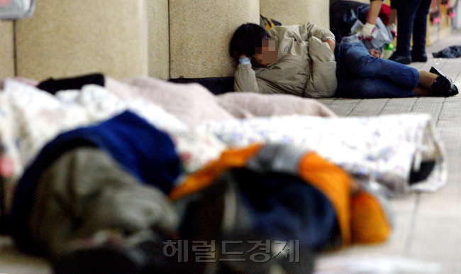 서울역 노숙자 /안훈 rosedale@ 2004.11.24
서울역 노숙자 /안훈 rosedale@ 2004.11.24