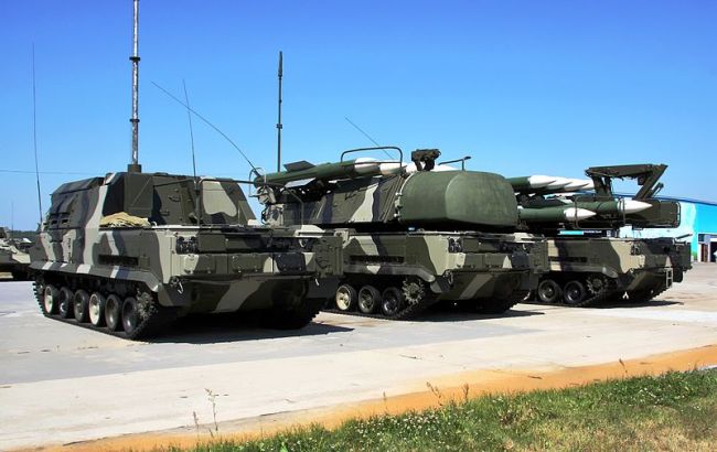 방공훈련에 참가하는 러시아  BUK-M1(왼쪽)과 폴란드로 급파된 미국 F-16 전투기. [사진=위키피디아]