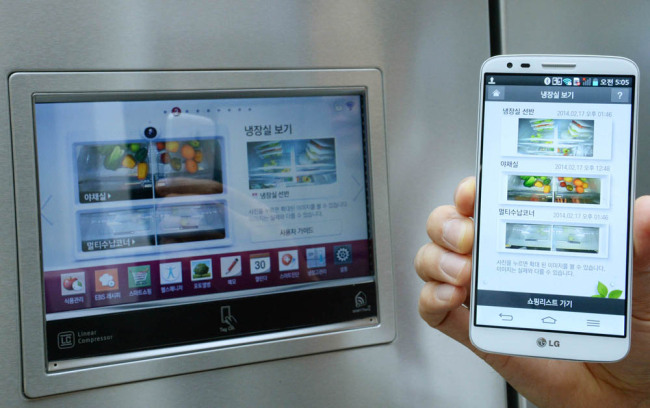 LG 스마트 냉장고는 냉장실 내부 위쪽에 탑재한 카메라를 기반으로 한 ‘스마트뷰(Smart View)’ 기능을 제공한다.