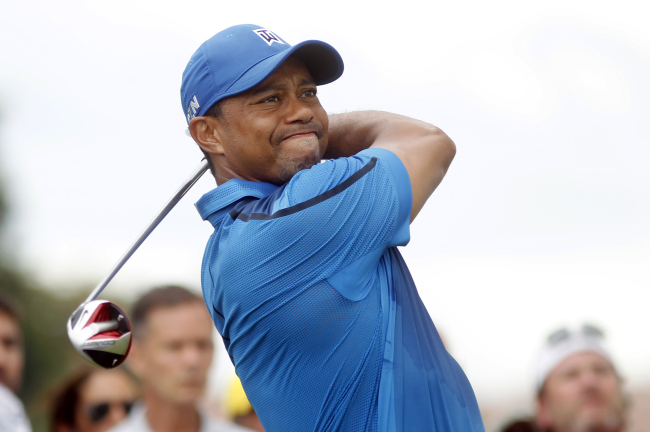 타이거우즈(TigerWoods/골퍼)
The debut of the new Blue Monster, and the return of Woods, received an incomplete grade Thursday when the opening round of the Cadillac Championship was halted more than two hours because of menacing thunderstorms.
Tiger Woods hits from the second tee during the first round of the Cadillac Championship golf tournament in Doral, Florida, Thursday.   AP-Yonhap