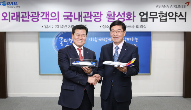 Asiana Airlines executive vice president Ryu Kwang-hee (right) poses with KORAIL passenger business unit chief Kim Jong-chul at a business cooperation agreement ceremony in Seoul on Thursday.   Asiana Airlines