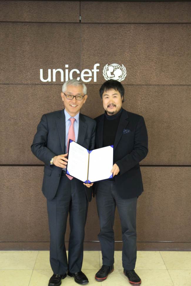 석교상사 이민기 대표(오른쪽)와 유니세프 한국위원회 오종남 사무총장.