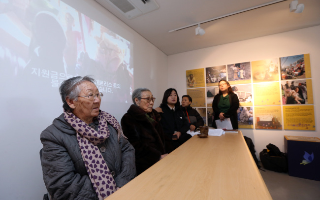 Former “comfort women” Kim Bok-dong (second from left) and Gil Won-ok (left) attend a press conference at a fund-raiser held by the Korean Council for Women Drafted for Military Sexual Slavery by Japan, in Seoul on Friday. Yonhap
