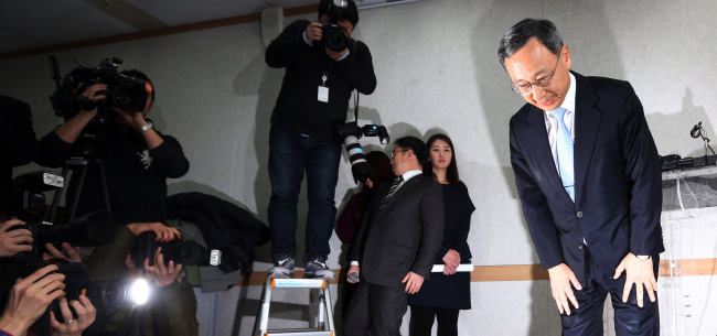 KT CEO Hwang Chang-gyu bows during a public apology for the firm’s latest large-scale hacking incident during a press conference held at KT’s headquarters in downtown Seoul.   Yonhap
