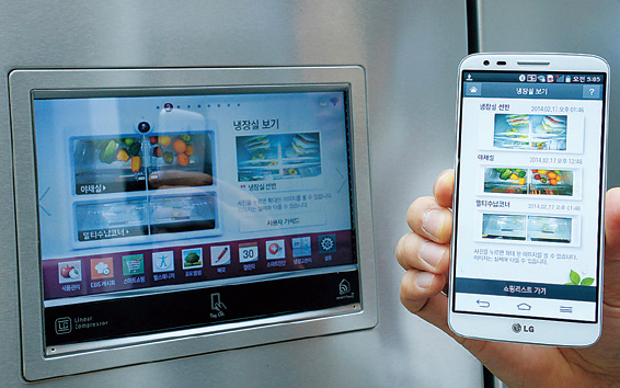 LG 스마트 냉장고는 냉장실 내부 위쪽에 탑재한 카메라를 기반으로 한 ‘스마트뷰(Smart View)’ 기능을 제공한다.